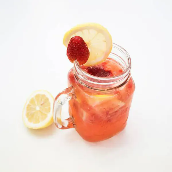 รูปภาพหน้าปกบทความ:สูตรเครื่องดื่ม Strawberry Lemon Soda สดชื่น คลายร้อน (♥ω♥ )