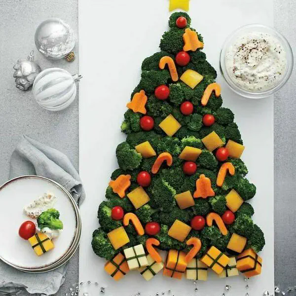 รูปภาพหน้าปกบทความ:DIY ต้นคริสต์มาสกินได้ จากผักและผลไม้