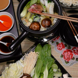 รูปภาพหน้าปกบทความ:ร่างกายต้องการชาบู! ประโยชน์รอบด้านจากผักทั้ง 7 ชนิดในหม้อชาบู รู้อย่างนี้ก็กินชาบูได้อย่างไม่รู้สึกผิดแล้ว