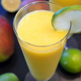 รูปภาพหน้าปกบทความ:สูตรเครื่องดื่ม Mango Daiquiris หวานเปรี้ยวสีสวย ถูกใจคนรักมะม่วง