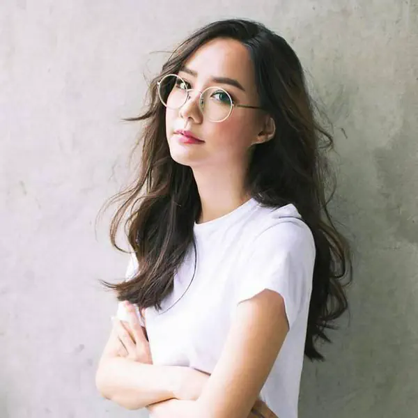 รูปภาพหน้าปกบทความ:ใส่แว่นสายตาแฟชั่นก็สวยได้! 25 ดารา เปลี่ยนลุคเนิร์ด แต่สวยปังไม่ธรรมดา