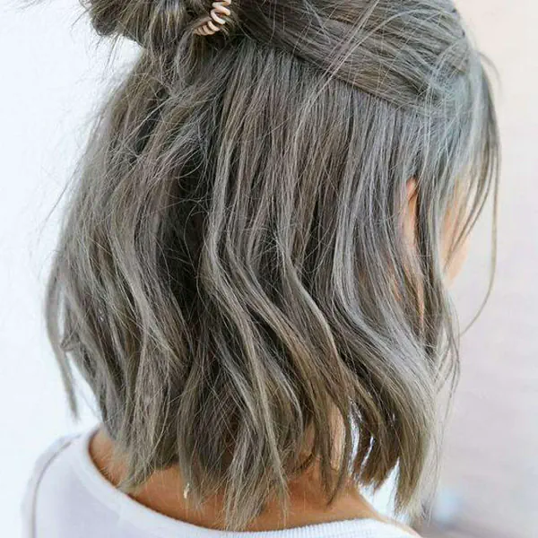 รูปภาพหน้าปกบทความ:แฟชั่นสีผมโทน Ash Grey "ผมสีเทาหม่น" สุดชิค ฮิตทั้งสาย ฝ. สาย เกา
