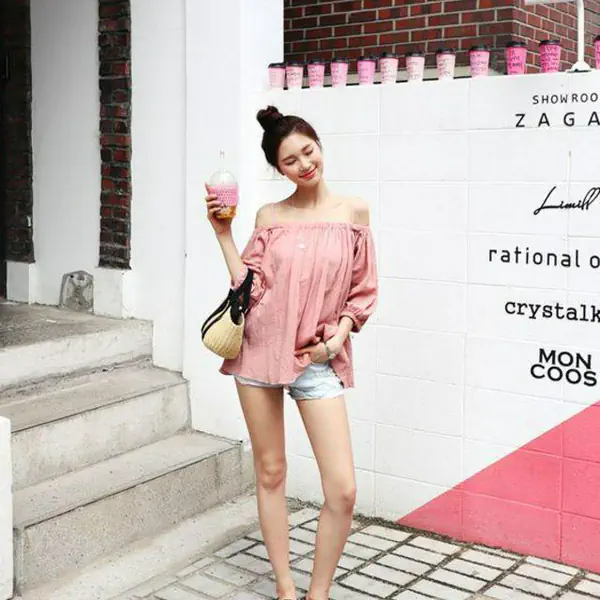 รูปภาพหน้าปกบทความ:แนะเทคนิคใส่ 'เสื้อเปิดไหล่' ใส่ยังไงให้เสื้อในไม่โผล่ #เซ็กซี่แบบมั่นใจเวอร์