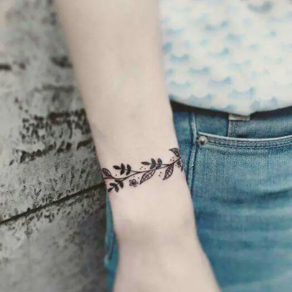 รูปภาพหน้าปกบทความ:สวยติดทนนาน! ไอเดียรอยสัก "Floral Wrist Tattoos" กำไลดอกไม้ที่จะไม่มีวันโรยรา