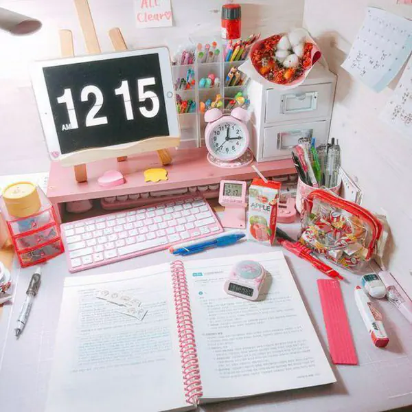 รูปภาพหน้าปกบทความ:มาแต่ง 'โต๊ะอ่านหนังสือ' กันเถอะ! รวม 20 ไอเดีย แต่งโต๊ะยังไงให้น่าอ่านหนังสือ