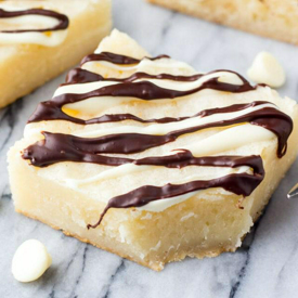 รูปภาพหน้าปกบทความ:อร่อยนุ่มๆ สูตรขนมบราวนี่ 'White Chocolate Brownies' รสเข้ม เต็มรสชาติไวท์ช็อกโกแลต