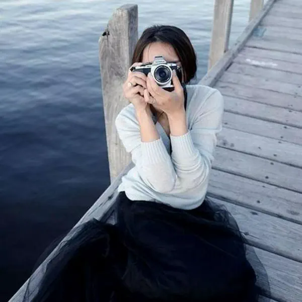 รูปภาพหน้าปกบทความ:ของมันต้องมีทริค !! ไอเดียท่าโพส 'ถ่ายรูปคู่กับกล้อง' ถ่ายยังไงให้ดูน่ามอง น่าสนใจ 😘