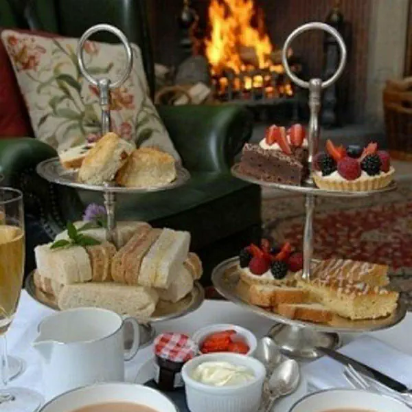 รูปภาพหน้าปกบทความ:ฟาดเรียบ !! 20 ไอเดีย จัดเซ็ตโต๊ะน้ำชา Tea Time สไตล์ฝรั่ง 😛 ไม่หมดไม่หยุดค่า