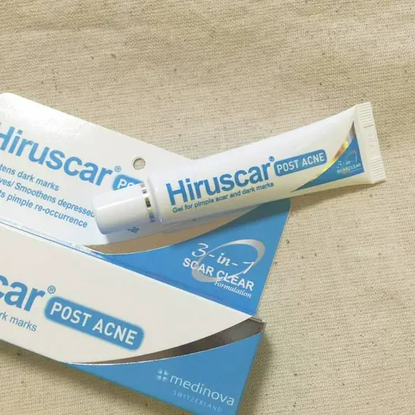 รูปภาพหน้าปกบทความ:รวมรีวิว Hiruscar ลดรอยสิว หน้าใส จากโต๊ะเครื่องแป้ง Pantip