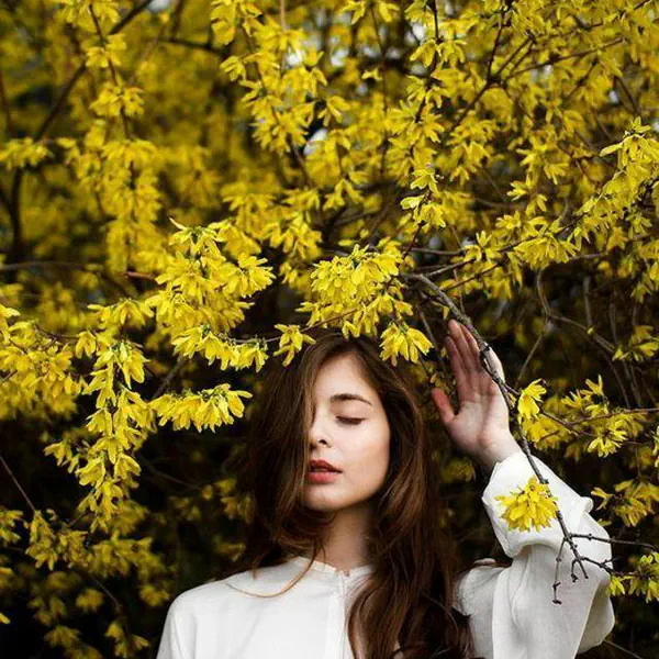 รูปภาพหน้าปกบทความ:เพิ่มมุมสวยให้การถ่ายภาพ! กับ 'ไอเดียโพสท่ากับต้นไม้/ดอกไม้' สวย เก๋ มีอินเนอร์