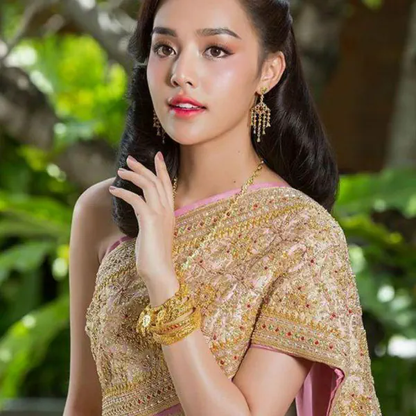รูปภาพหน้าปกบทความ:โบราณเขาว่า : 'ดูดวงความรัก' ให้ลายมือทำนายกัน! ทำนายรักง่ายๆ จากเส้นลายมือ