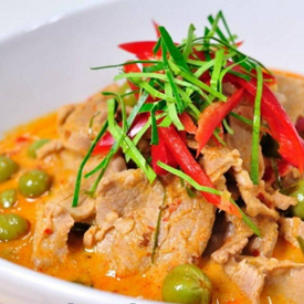 รูปภาพหน้าปกบทความ:สูตรการทำ "พะแนงไก่" เมนูอร่อยรสแบบไทย ๆ