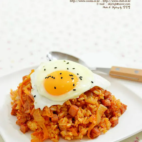 รูปภาพหน้าปกบทความ:สูตร “ข้าวผัดกิมจิ (Kimchi Fried Rice)” อาหารเกาหลี แสนอร่อย