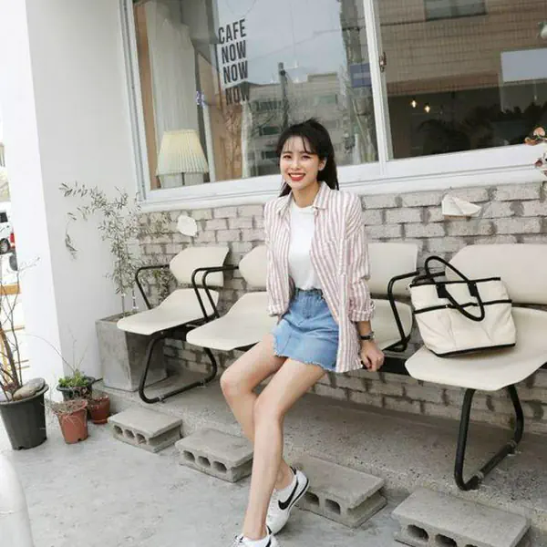 รูปภาพหน้าปกบทความ:ส่องแฟชั่นแต่ง 'กระโปรงยีนส์' ไปทำงานแบบน่ารัก สดใส สไตล์วัยรุ่นจบใหม่