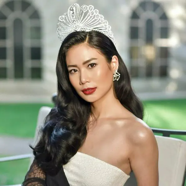 รูปภาพหน้าปกบทความ:ทรงผมใส่มงสวยๆ กับ 20 ไอเดีย "ทรงผมของเหล่านางงาม" ใส่กับมงกุฎเก๋ๆ แต่สวยปังมาก!