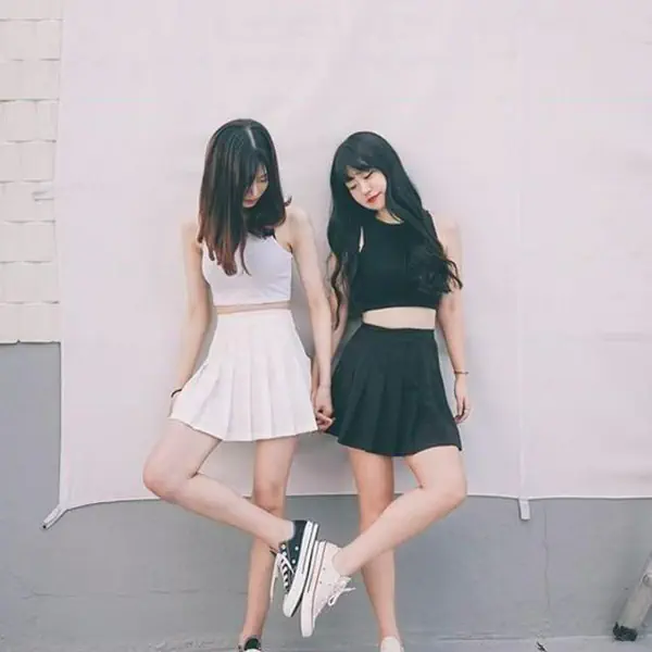 รูปภาพหน้าปกบทความ:ไอเลิฟยู! บอกรักให้โลกรู้ ด้วย 5 ไอเดียท่าโพสสุดโดน พากันสนุกไปกับแก๊งเพื่อน