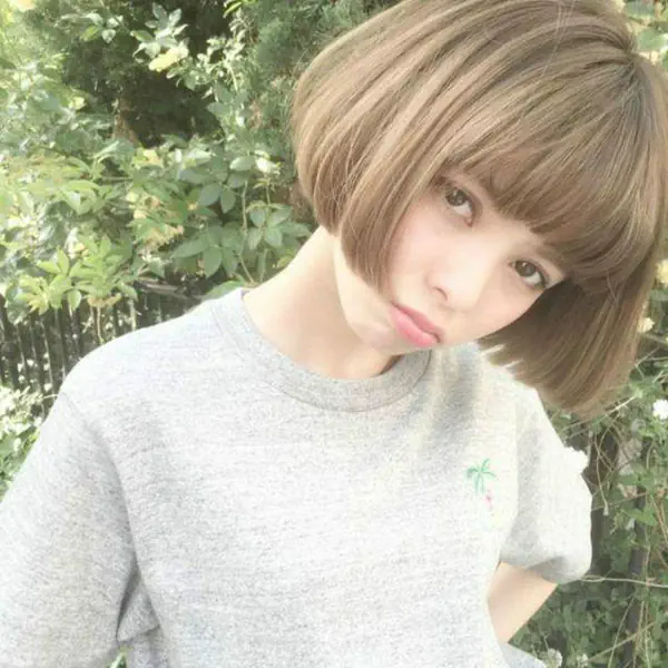 รูปภาพหน้าปกบทความ:ย้อนวัย ! ไอเดียทรงผม "บ็อบสั้นติ่งหู" ย้อนไปวัยนักเรียน เปลี่ยนความโป๊ะ ให้เป็นความปัง
