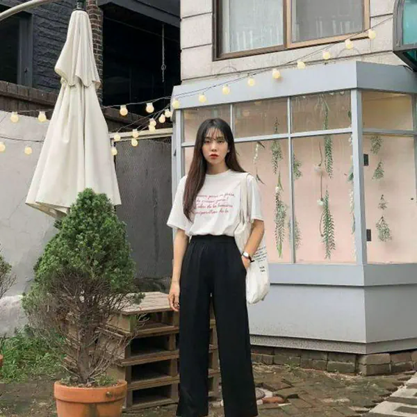 รูปภาพหน้าปกบทความ:แต่งได้เก๋ตลอด! กับ แฟชั่นแมทช์ 'กางเกงผ้าสีดำ' ใส่ไปเที่ยวแบบเท่ๆ สวยชิค ไม่หลุด