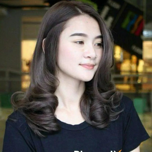 รูปภาพหน้าปกบทความ:ไอเดียผมยาวปานกลาง "Medium Hair style" ดัดลอนวอลลุ่ม อัพความสวยให้ผมสวยดูหนา