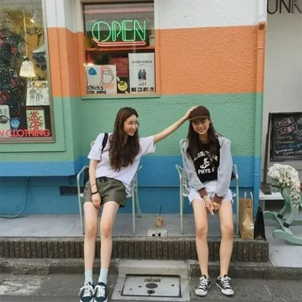 รูปภาพหน้าปกบทความ:คบกันไปจนแก่ 👵5 วิธี รักษา "เพื่อนแท้" ให้คบยาว ตั้งแต่สาวยันแก่เล้ย ! 👭