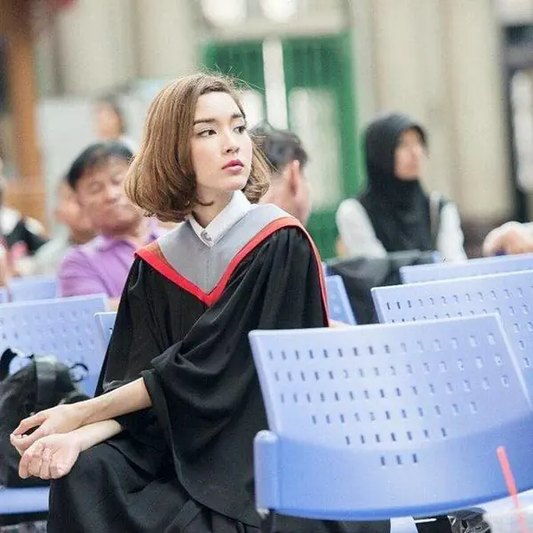 รูปภาพหน้าปกบทความ:ทำได้เหมือนกัน! รวม 20 ไอเดีย ทรงผมรับปริญญา สำหรับสาวผมสั้น สวย น่ารัก ไม่แก่เกินวัย