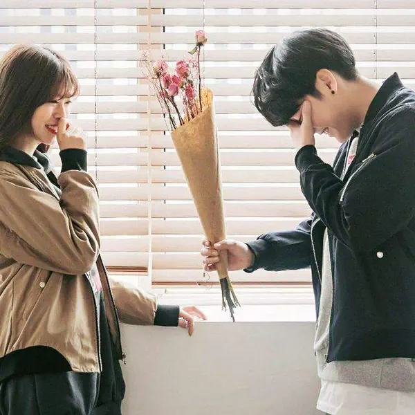 รูปภาพหน้าปกบทความ:เช็คกันหน่อยว่าเขากำลัง 'จีบ' หรือแค่ 'อ่อยไปทั่ว' #รู้ให้ทันหนุ่มๆ จะได้ไม่ต้องมาเสียใจทีหลัง