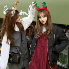 รูปภาพหน้าปกบทความ:12 ไอเดียทรงผมน่ารัก ๆ สำหรับวันคริสต์มาส