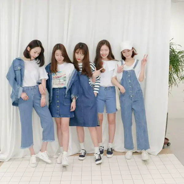 รูปภาพหน้าปกบทความ:เที่ยวกับเพื่อนซี้ต้องคูล! ไอเดียแมทช์ 'Jeans' แต่งเหมือนกัน แบบเกิร์ลแก๊ง #ธีมเดียวกัน