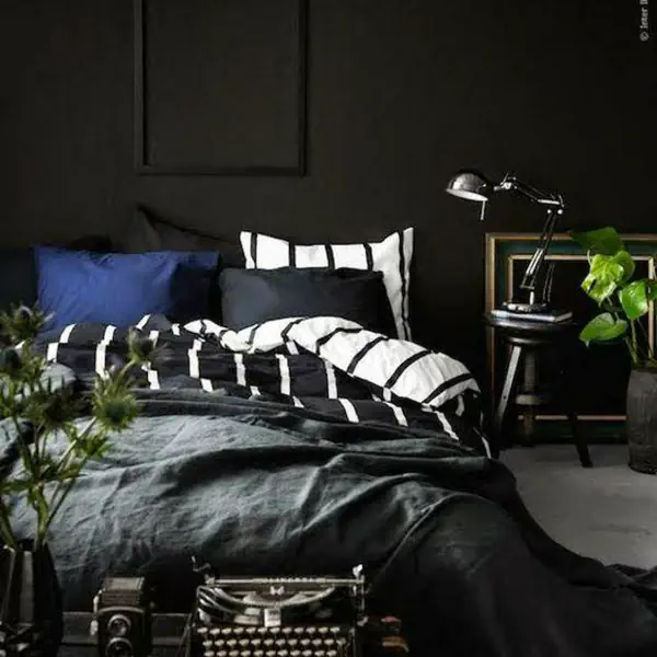 รูปภาพหน้าปกบทความ:20 ไอเดียแต่งห้องนอนสไตล์ Black Bedroom สวย เท่ สไตล์สายดาร์ก