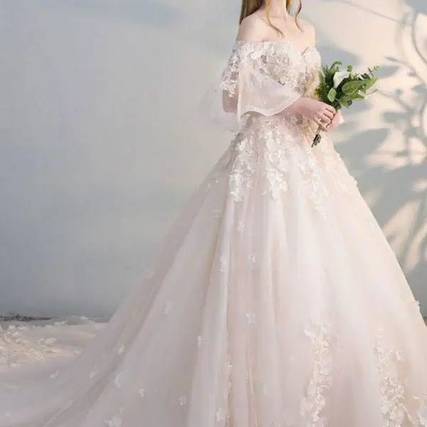 รูปภาพหน้าปกบทความ:Off shouder wedding dress ชุดเจ้าสาวแบบเปิดไหล่ สวยสง่าเป็นเจ้าหญิงของงาน