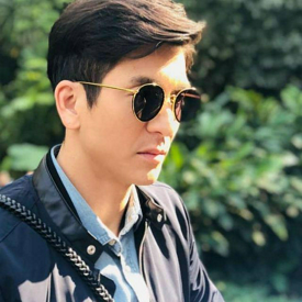 รูปภาพหน้าปกบทความ:หล่อแบบไม่รอแล้วนะ! ชวนซิสมาดู 20 แฟชั่นพี่ติ๊ก เจษฎา #เจ้าป่าเข้าเมือง หล่อระดับตำนาน