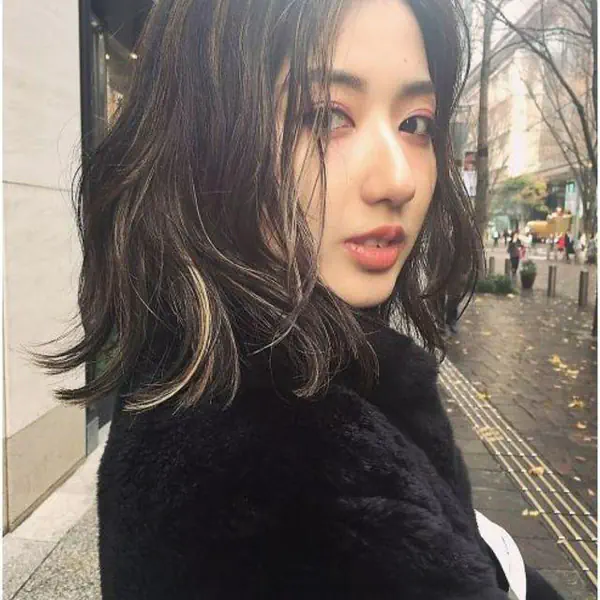 รูปภาพหน้าปกบทความ:เปลี่ยนลุคแซ่บ กับทรงผม "ประบ่าทำไฮไลท์ผม" สวยแซ่บ สายเซอร์ รวมทุกความชิค