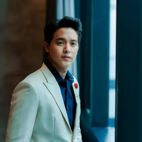 รูปภาพหน้าปกบทความ:หล่อเท่ ดูสมาร์ท! ส่อง 12 พระเอกดาราชายสูง เกิน 180+ เซนติเมตร!!