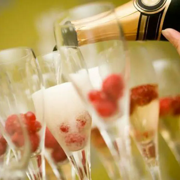 รูปภาพหน้าปกบทความ:9 สูตร New Year's Champagne Cocktail