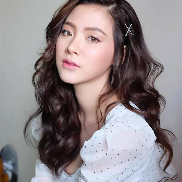 รูปภาพหน้าปกบทความ:แต่งหน้าออกงาน สไตล์สาว "ใบเฟิร์น พิมพ์ชนก" มีความดิวอี้เกาหลีเบาๆ