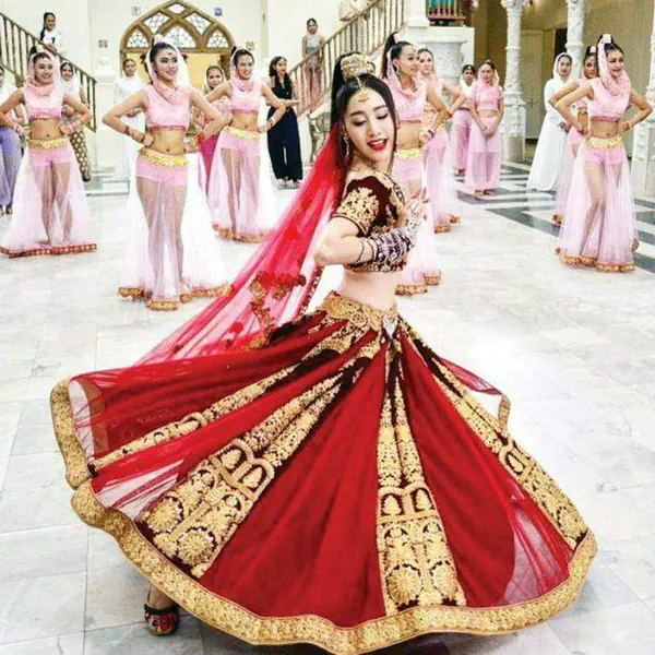 รูปภาพหน้าปกบทความ:ส่องชุดแม่มดน้อย ของนางเอก "สาวน้อยในตะเกียงแก้ว" ตั้งแต่ภาคแรก จนภาคล่าสุด