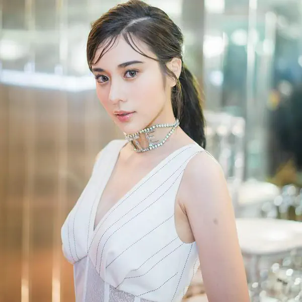 รูปภาพหน้าปกบทความ:สวยหรู ดูแพง! ส่อง 20 ไอเดีย 'ทรงผมออกงาน' สำหรับสาวผมยาว ของเหล่าดาราไทย!