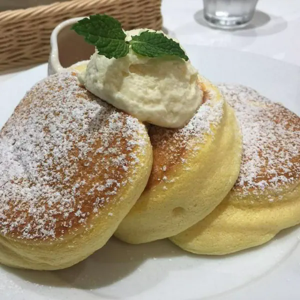 รูปภาพหน้าปกบทความ:ฟู๊ฟูได้อีก สูตร Souffle pancake แพนเค้กซูเฟล่ ชิ้นนุ่มหนาฟูทำง่าย ไม่ต้องไปกินถึงร้าน