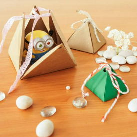 รูปภาพหน้าปกบทความ:DIY กล่องของขวัญน่ารัก ๆ รูปทรงพีระมิด ไอเดียเก๋