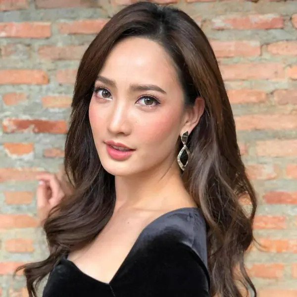 รูปภาพหน้าปกบทความ:ครีเอททรงผมออกงาน สไตล์สาว "แต้ว ณฐพร" สวยหวาน ทำทรงไหนก็สวยเริ่ด!