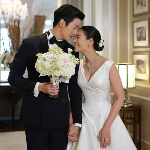 รูปภาพหน้าปกบทความ:ส่อง! 'ชุดเจ้าบ่าวเจ้าสาวคนดัง-เซเลบ' เก็บเป็นไอเดียชุดแต่งงานในฝันให้ตัวเอง!