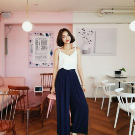 รูปภาพหน้าปกบทความ:ชวนส่อง 21 แฟชั่นกางเกงเอวสูงขาบาน สวยแบบสายเกา มีสไตล์ แบบนี้ต้องลอง