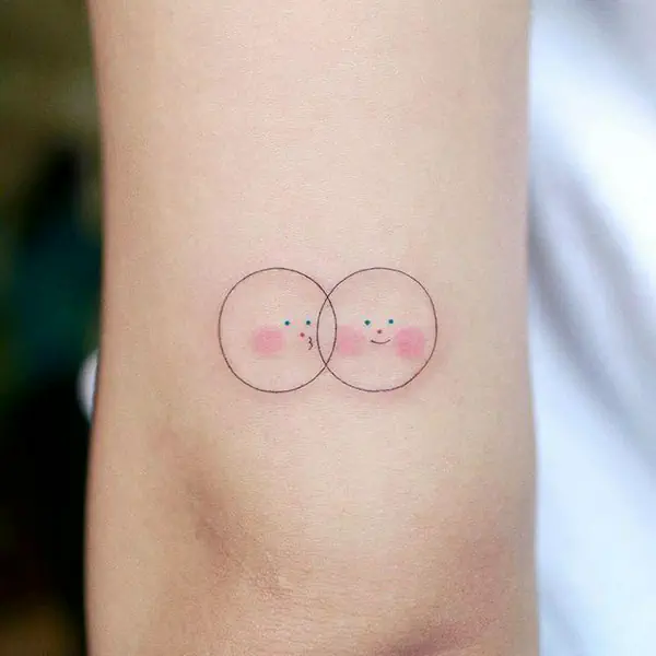 รูปภาพหน้าปกบทความ:ไอเดียรอยสัก แบบ "ลายเส้นการ์ตูน" น่ารัก ๆ สำหรับคนที่ชอบความอาร์ต