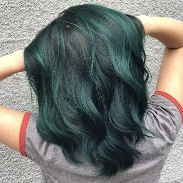 รูปภาพหน้าปกบทความ:Dark green ก็มา! จัดผมสีเขียวเข้มแบบสาวสายดาร์ก โดดเด่นกว่าใคร เปลี่ยนลุคเป็นคนใหม่เก๋ๆ