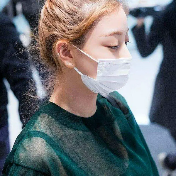 รูปภาพหน้าปกบทความ:แมทช์ให้สวย ไม่โป๊ะ! อัปเดต 25 'ไอเดียแฟชั่นสาวเกาหลี ใส่หน้ากากอนามัยยังไงให้เก๋' #ใส่เถ้อะ
