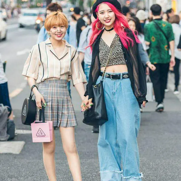 รูปภาพหน้าปกบทความ:ชิลล์แต่เริ่ด 😘 25 ไอเดียชุด 'สตรีทสไตล์ วัยรุ่นญี่ปุ่น' ให้โดดเด่นกว่า และน่าชมกว่าเยอะๆ
