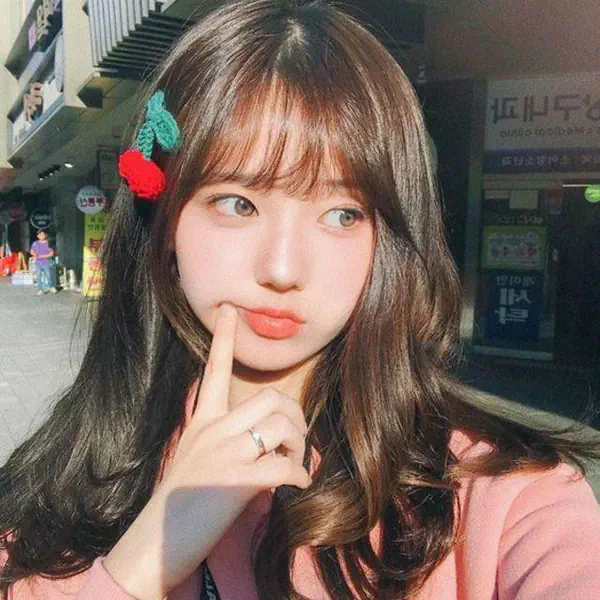 รูปภาพหน้าปกบทความ:หน้าคมก็สวยหวานได้! ไอเดียทรงผม "ผมยาวหน้าม้าดัดลอน" งานเกาหลี เห็นแล้วน่าเอ็นดู