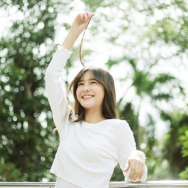 รูปภาพหน้าปกบทความ:ยิ้มสวยๆ ถ่ายภาพใสๆ How To '5 ทริคโพสท่ายิ้มยังไง ให้ดูเป็นธรรมชาติ' สวยเป๊ะเวอร์!