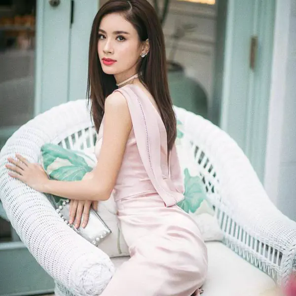 รูปภาพหน้าปกบทความ:Wedding Season ที่แท้จริง! รวม 'ไอเดียแต่งหน้าทำผมของดาราไทย' ให้เข้ากับชุดไปงานแต่ง