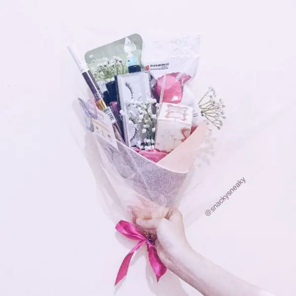 รูปภาพหน้าปกบทความ:พินสุดต้องเรา! กับไอเดียจัดช่อดอกไม้ 'Cosmetic Bouquet' ไม่จำเจ แต่สวยหวาน